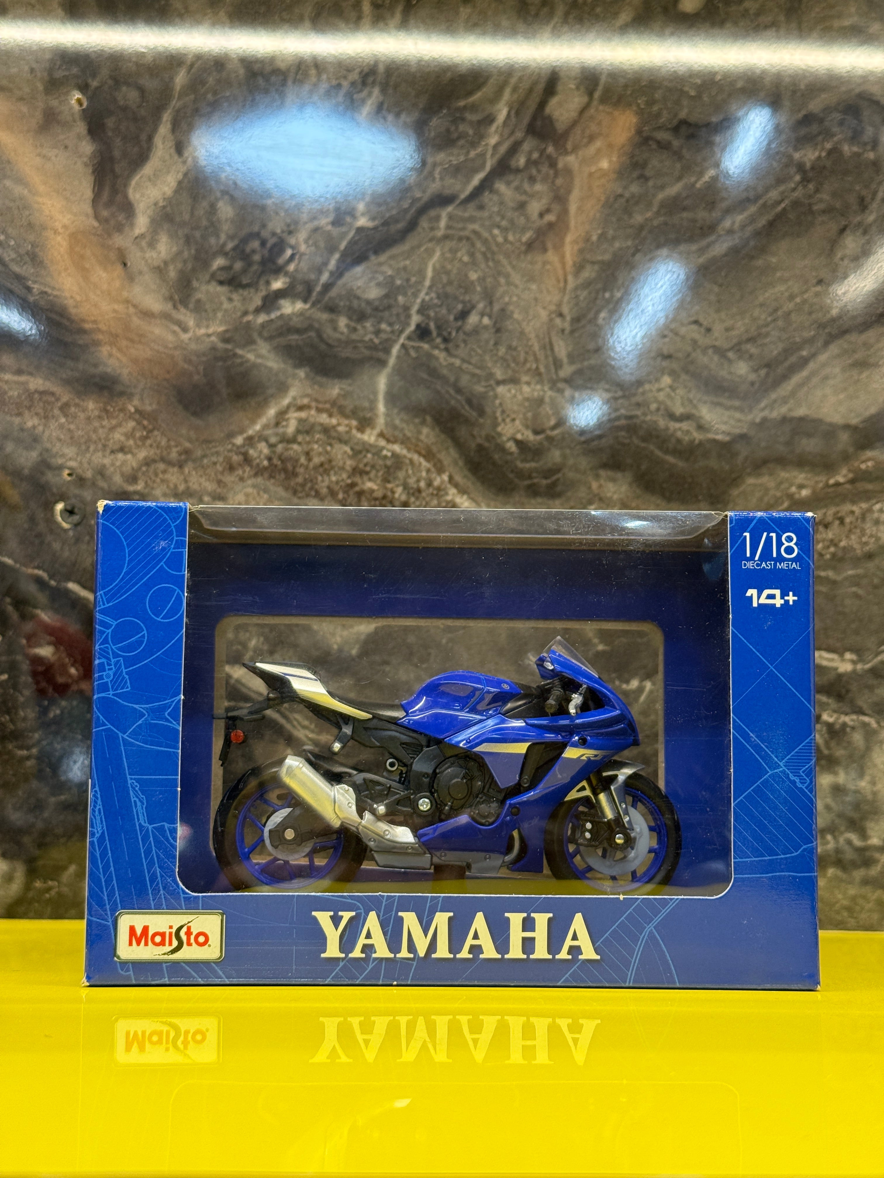 Yamaha YZF-R1 1:18 Scale Diecast Metal Sports Bike Model | Maisto Official Licensed Collectible Motorcycle Toy