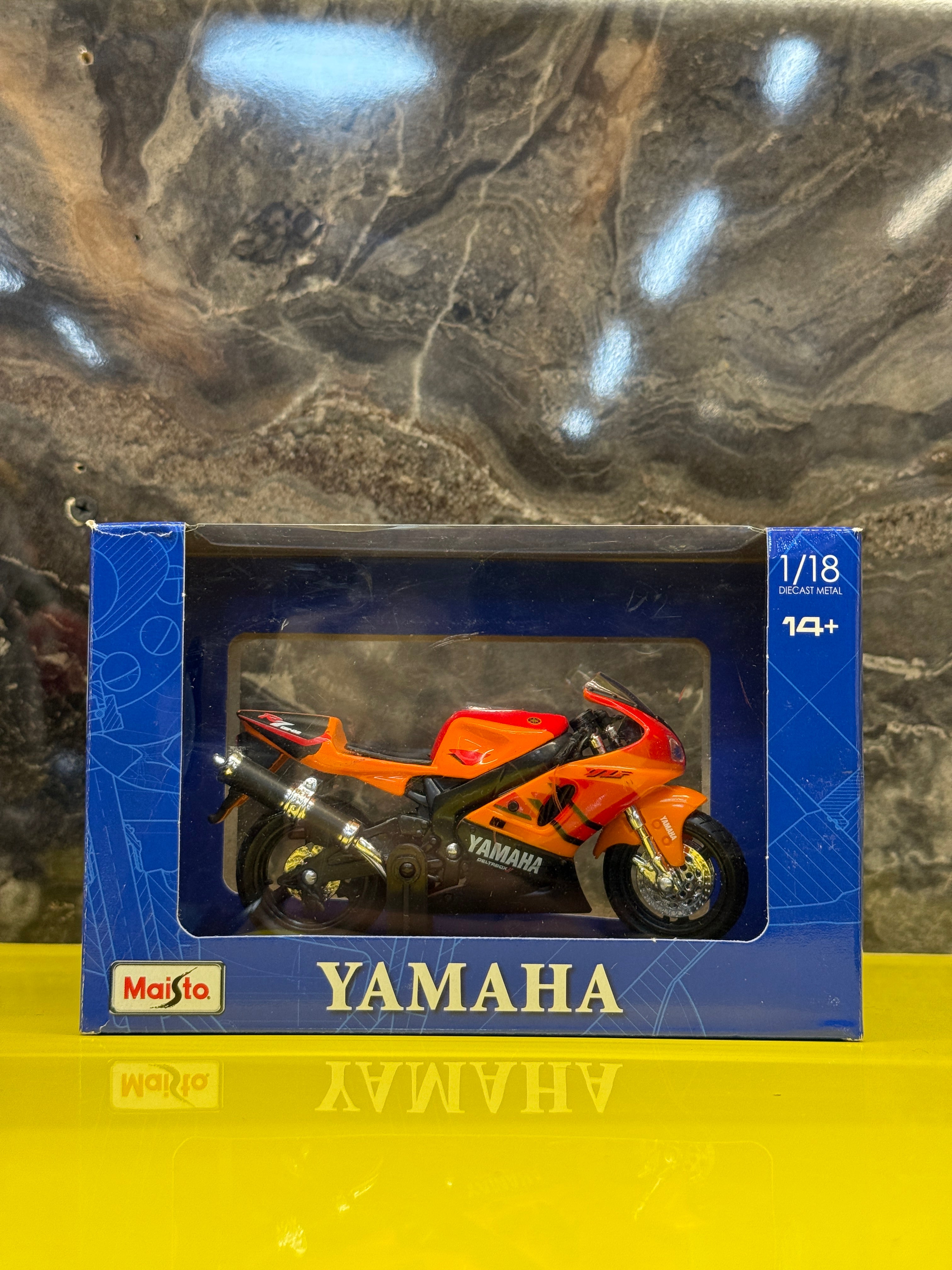 Yamaha YZF-R1 1:18 Scale Diecast Metal Sports Bike Model | Maisto Official Licensed Collectible Motorcycle Toy